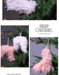 Vista detallada de colgantes navideños de plumas rosas y blancas en un árbol de abeto