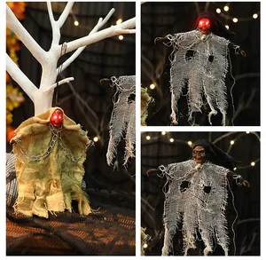 Vue détaillée de décoration d'Halloween fantôme avec yeux rouges luisants et robe déchirée
