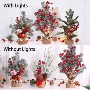 Kleine decoratieve kerstbomen met en zonder LED-verlichting voor tafeldecoratie