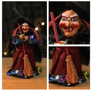 Gros plans détaillés d'une figurine de sorcière d'Halloween effrayante avec balai et chapeau