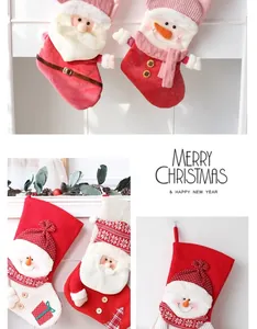 Dettaglio di calze natalizie festive con personaggi 3D di Babbo Natale e pupazzo di neve.