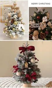 Primer plano de un árbol de Navidad de PE nevado con luces LED cálidas y adornos.