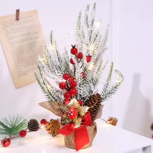 Decoratieve mini lichtgevende kerstboom met kunstsneeuw en rode bessen set