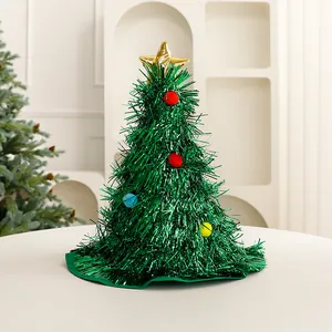 Festlicher grüner Lametta-Weihnachtsbaumhut mit goldenem Stern und bunten Pompons.