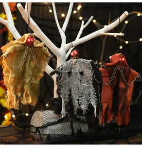 Vue détaillée de fantômes suspendus d'Halloween aux yeux rouges luisants et tissus.
