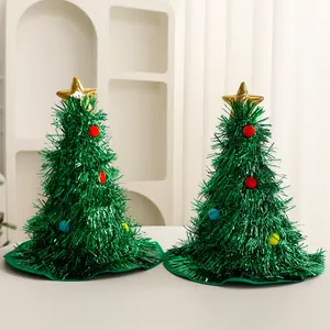 Zwei funkelnde grüne Lametta-Weihnachtsbaumhüte mit goldenen Sternen und bunten Dekokugeln