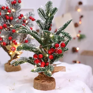 Mini kunstkerstboom met warme LED-verlichting, sneeuwnaaldjes en rode bessen