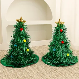 Grüne Lametta-Weihnachtsbaumhüte mit goldener Sternspitze und bunten festlichen Pompons