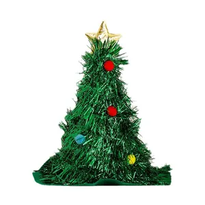 Festlicher Weihnachtsbaumhut aus grünem Lametta mit goldenem Stern und bunten Pompons.