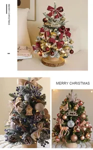 Primer plano de mini árboles de Navidad decorados con luces LED cálidas y adornos