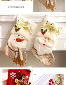 Dettaglio di alta qualità di calze di Natale in peluche con motivi di Babbo Natale