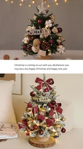 Primer plano de un mini árbol de Navidad nevado con luces LED y adornos festivos