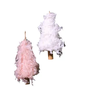 Dos creativos adornos colgantes de plumas rosas y blancas para el árbol de Navidad