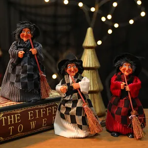 Set di tre statuette di streghe di Halloween con scope per decorazioni festive