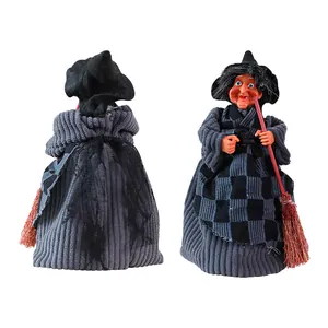 Decorazione figurina strega di Halloween con abito in velluto a coste e scopa di legno
