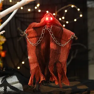 Fantôme suspendu d'Halloween avec yeux rouges brillants et chaînes de décoration