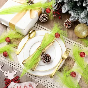 Festliche grüne Weihnachts-Elfen-Zweige auf einer eleganten weißen und goldenen Tafel
