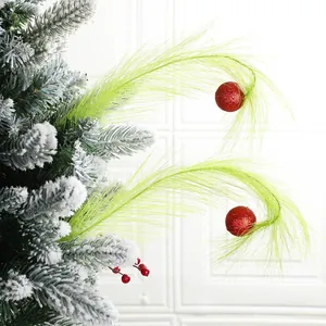 Leuchtend grüne Grinch-Weihnachtszweige mit roten Glitzerkugeln für Baumdekoration
