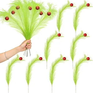 Grüne Weihnachts-Elfen-Zweige mit roten Glitzerkugeln für DIY-Kranz-Dekorationen