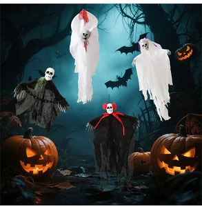 Detailansicht gruseliger Hängegeister mit Gaze und Totenköpfen für Halloween-Dekoration