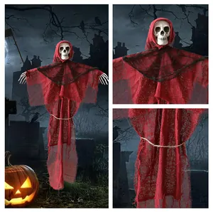 Detailansicht des gruseligen Skelettkopfs und des roten Mullstoffs der Halloween-Deko