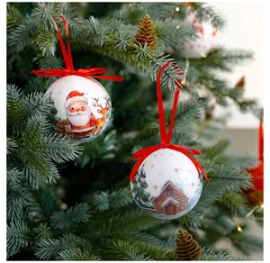 Gros plan de boules de Noël décoratives avec motifs de Père Noël et de rennes sur l'arbre