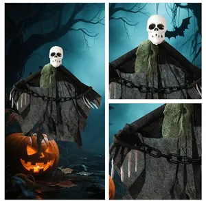 Detaillierte Nahaufnahme eines hängenden Halloween-Geistes mit Totenkopf und Gaze