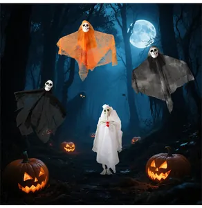 Halloween-Gaze-Geister und Skelett-Braut in einer gruseligen und dunklen Waldszene