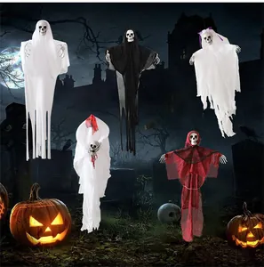 Sammlung gruseliger Halloween Hängegeister Deko mit Totenköpfen und zerfetzten Stoffen