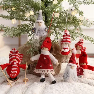 Set aus verschiedenen gestrickten Weihnachtsgnom- und Puppenornamenten