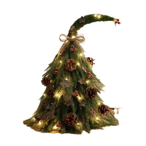 Mini albero di Natale unico con punta ricurva, pigne, bacche e calde luci a LED.