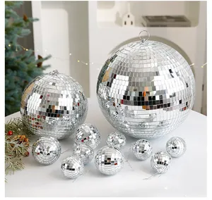 Makroansicht reflektierender silberner Spiegelkacheln auf Discokugel-Weihnachtsschmuck