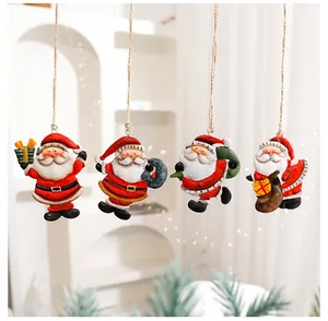 Lot de quatre suspensions festives de Père Noël en fer avec poses de fête uniques.