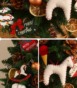 Dettaglio ravvicinato di addobbi per mini albero di Natale con cavalli in feltro e pigne.