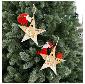 Detailopname van houten kerststerren met vilten kerstmanfiguren aan een kerstboom.