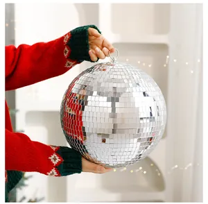 Reflektierende silberne Disco-Spiegelkugel als festliche Weihnachtsdekoration zum Aufhängen.