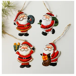 Vue détaillée de quatre styles de suspensions de Noël en métal représentant le Père Noël.