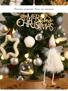 Vista dettagliata di un piccolo albero di Natale decorato con calde luci LED e ornamenti
