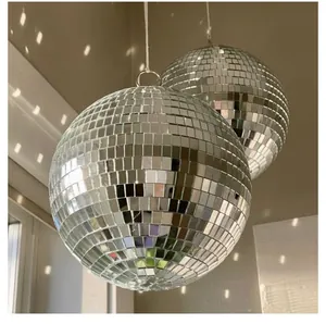 Nahaufnahme reflektierender silberner Spiegel-Discokugeln für festliche Deko