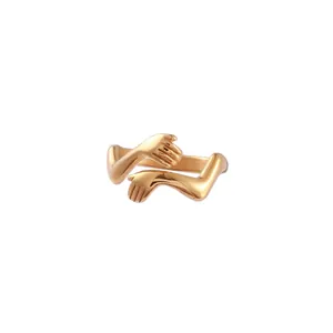Vue détaillée d'une bague câlin minimaliste en or avec une finition polie lisse