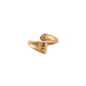 Gros plan sur une bague embrasse dorée minimaliste au design goutte d'eau