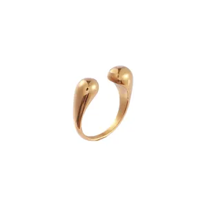 Vue détaillée d'une bague ouverte goutte d'eau dorée minimaliste avec finition brillante