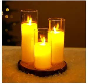Set di tre candele a LED senza fiamma in cilindri di vetro su base in legno