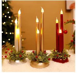 Goldene silberne und rote LED flammenlose Stabkerzen mit festlichen Weihnachtskränzen für