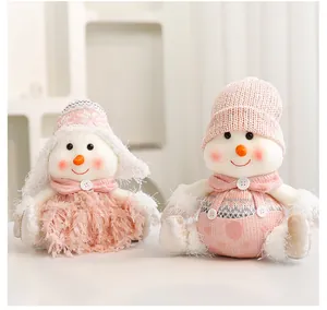 Pareja de lindos muñecos de nieve de Navidad tejidos en rosa para decoración festiva hogar.