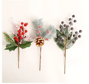 Assortiment kunstmatige kerstbes-picks met berijpte dennennaalden en natuurlijke kegels