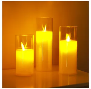 Vista dettagliata di tre candele LED senza fiamma in barattoli di vetro con luce calda
