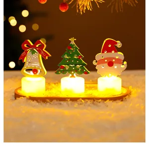 Gros plan des bougies LED de Noël avec des motifs de Père Noël, d'arbre et de cloche
