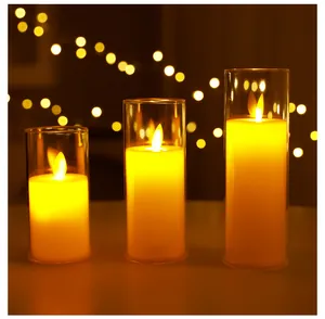 Dettaglio di tre candele a LED in vetro con fiamma oscillante realistica.