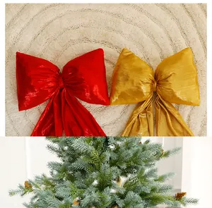 Detail von großen roten und goldenen schimmernden Weihnachtsschleifen für die Deko.